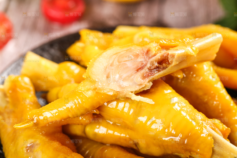 碟子里装着盐焗鸡爪