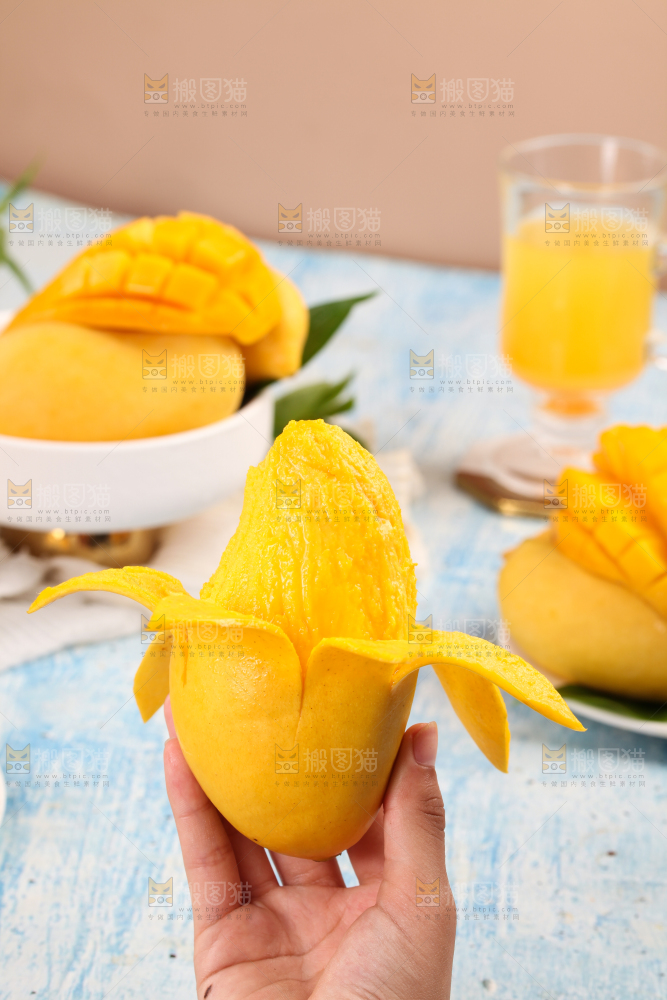 手里拿着芒果