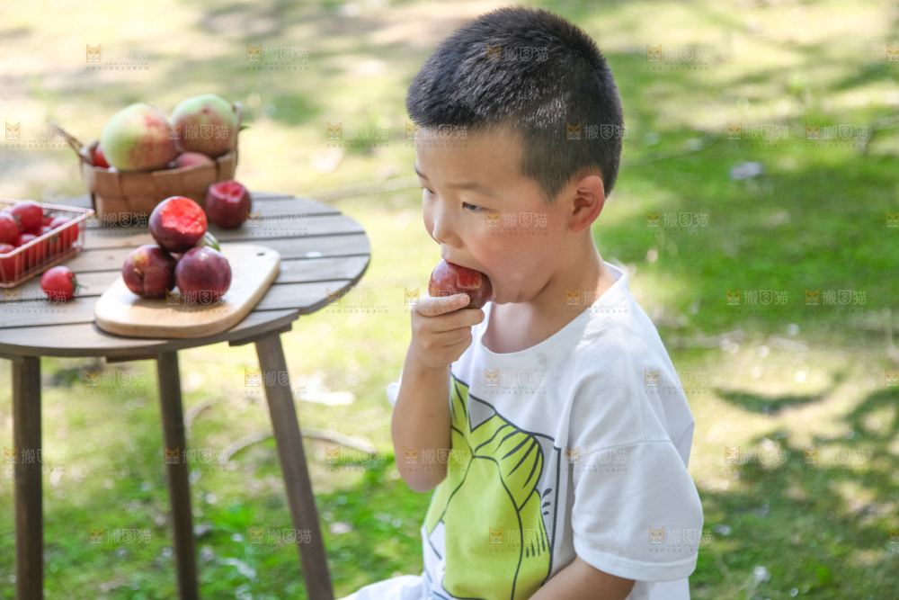 小男孩正在吃水果