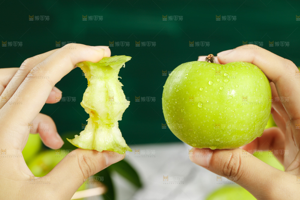 手里拿着脆甜青苹果
