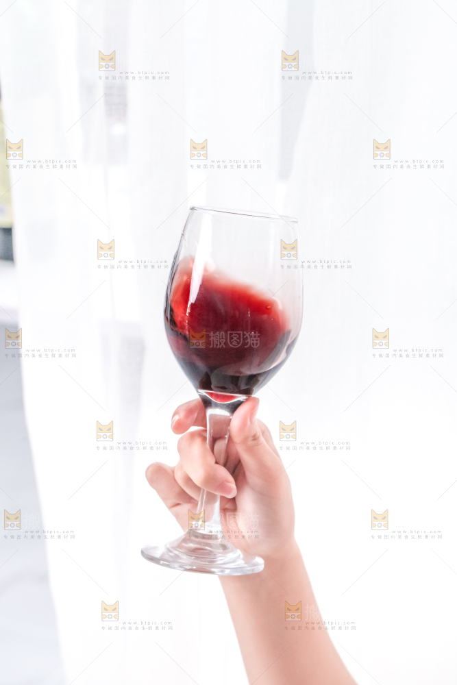 手里拿着一杯红酒