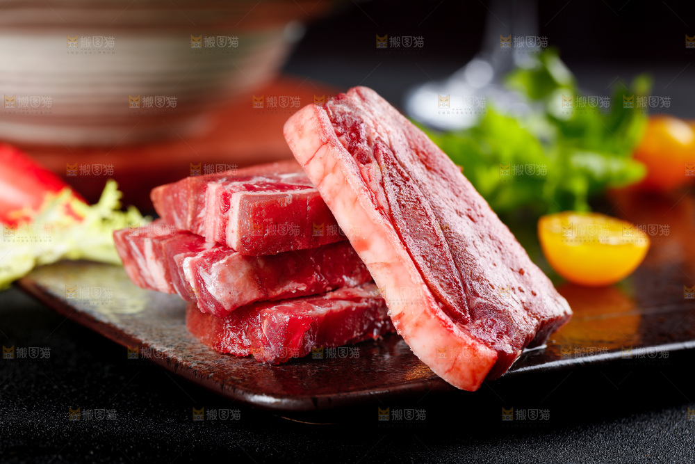 深底上摆放着牛仔骨