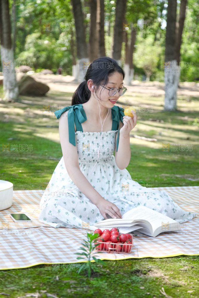 女孩子手里拿着水果
