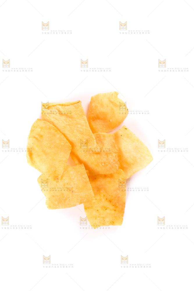 白底上摆放着膨化薯片