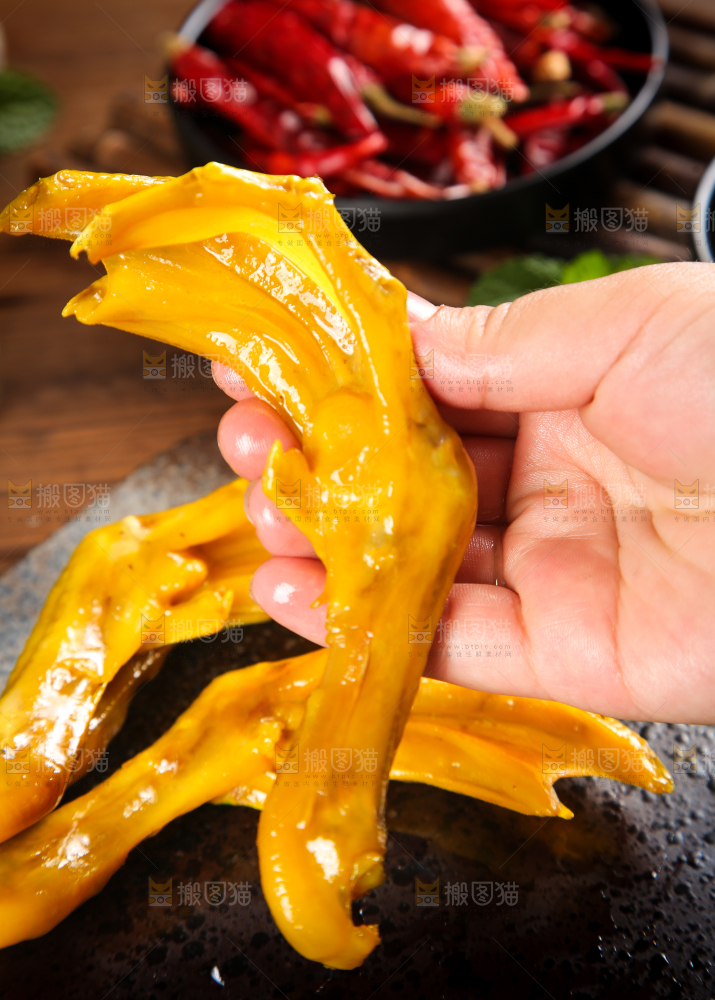 手里拿着鸭爪