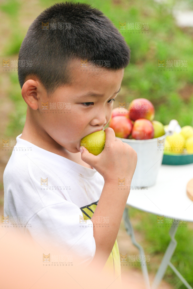 小男孩正在吃李子