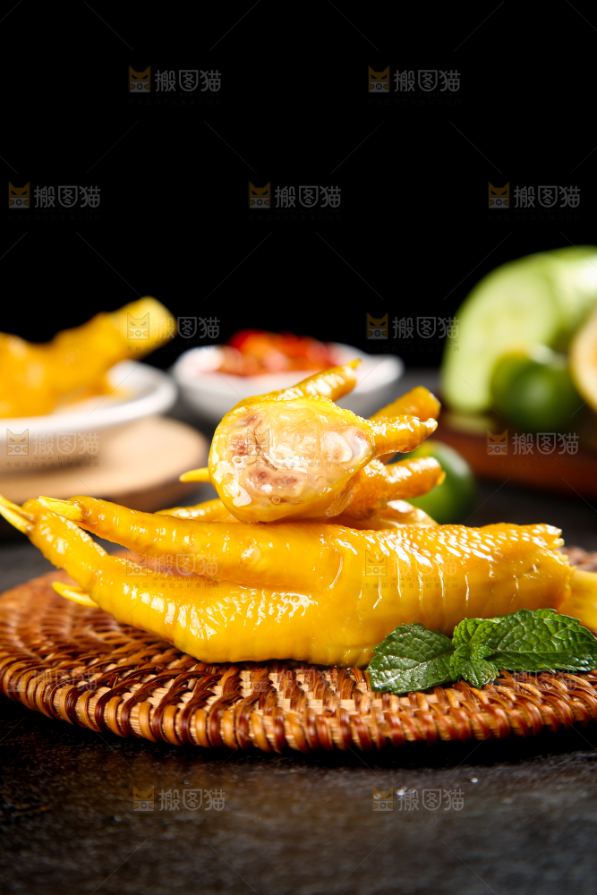 深底上摆放着盐焗鸭掌