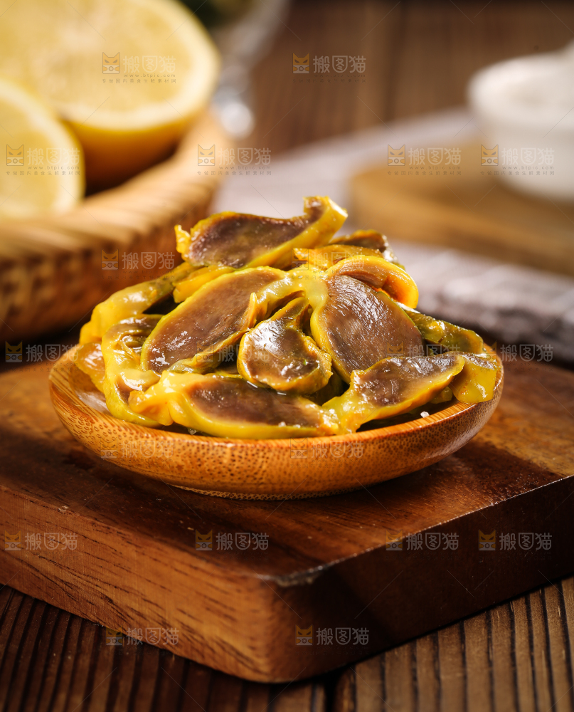 盘子里装着盐焗鸭珍