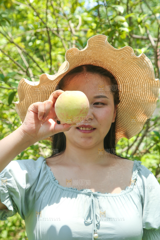 手里拿着蜜桃
