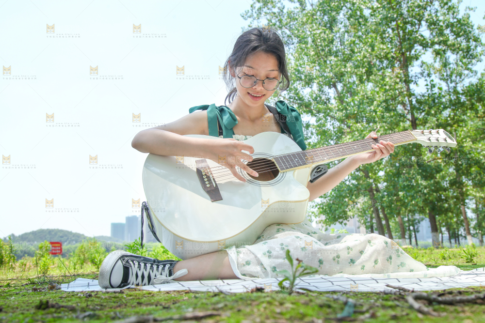 女孩正在弹吉他