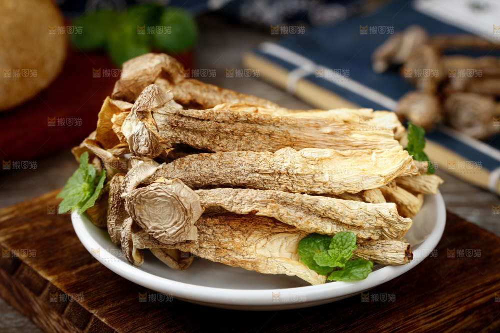 盘子里装着菌菇