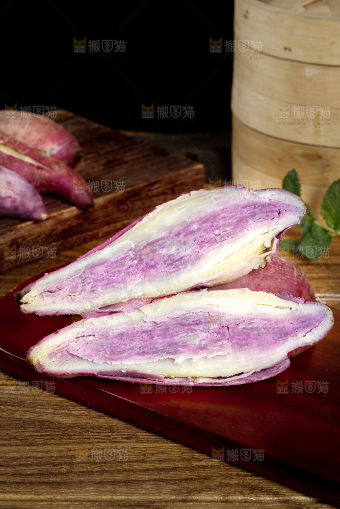 碟子里装着冰淇淋番薯