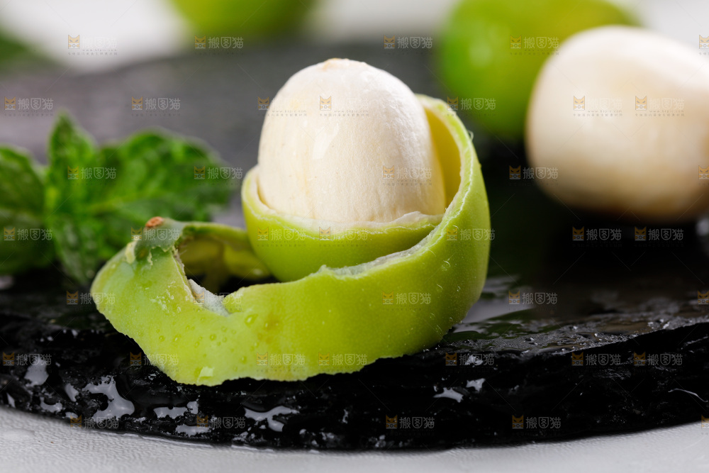 黑底上摆放着新鲜莲子