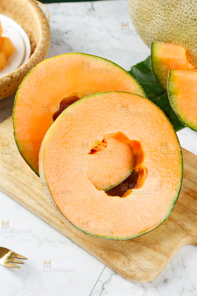 木板上放着网纹哈密瓜