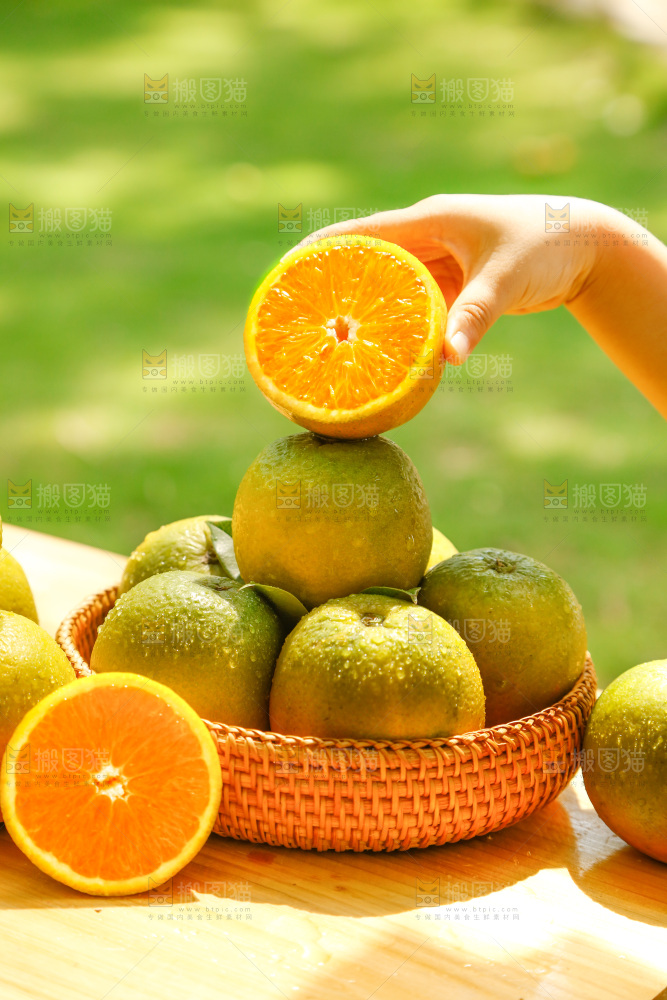 木底上摆放着湖北秭归夏橙