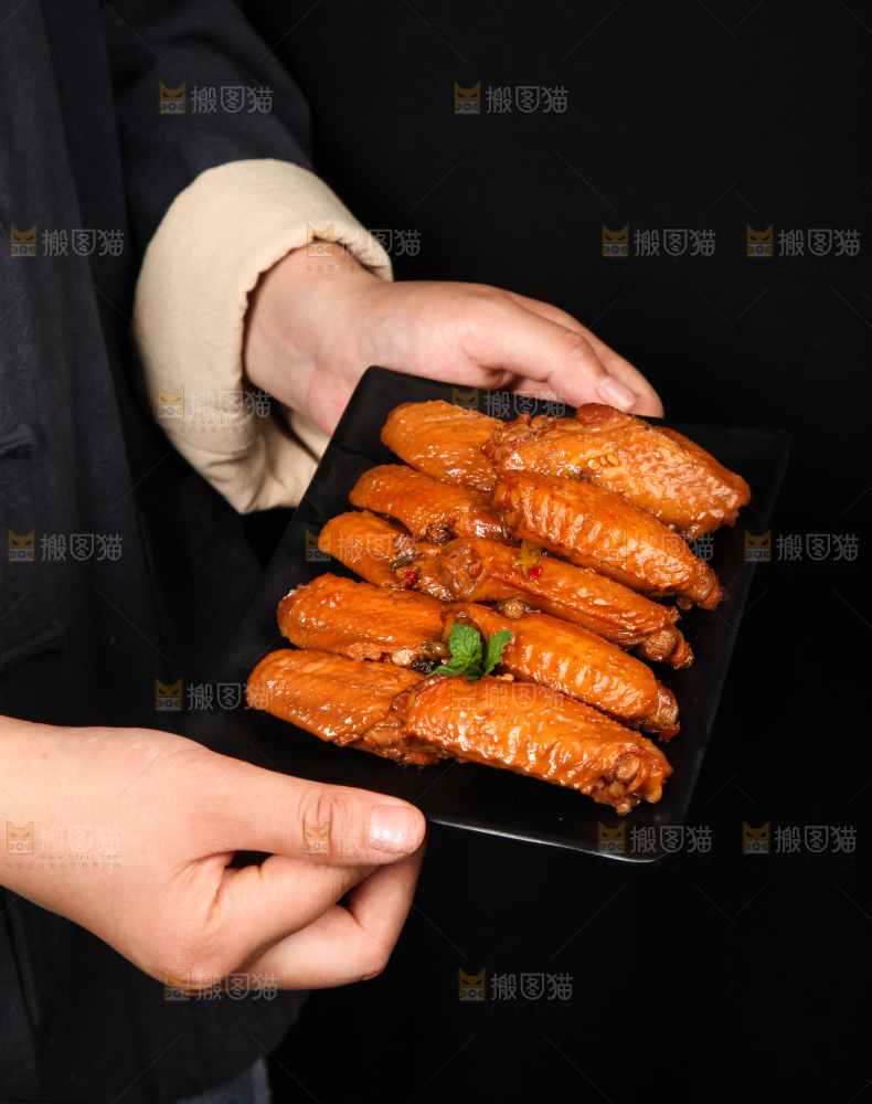 手里端着一碟鸡中翅