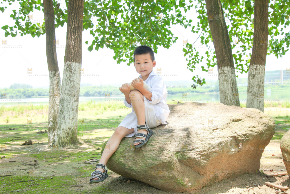 小男孩正在看书