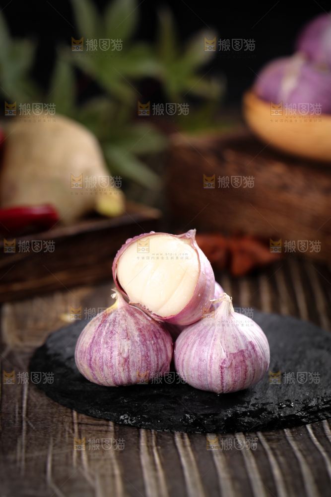 深底上摆放着云南独头蒜