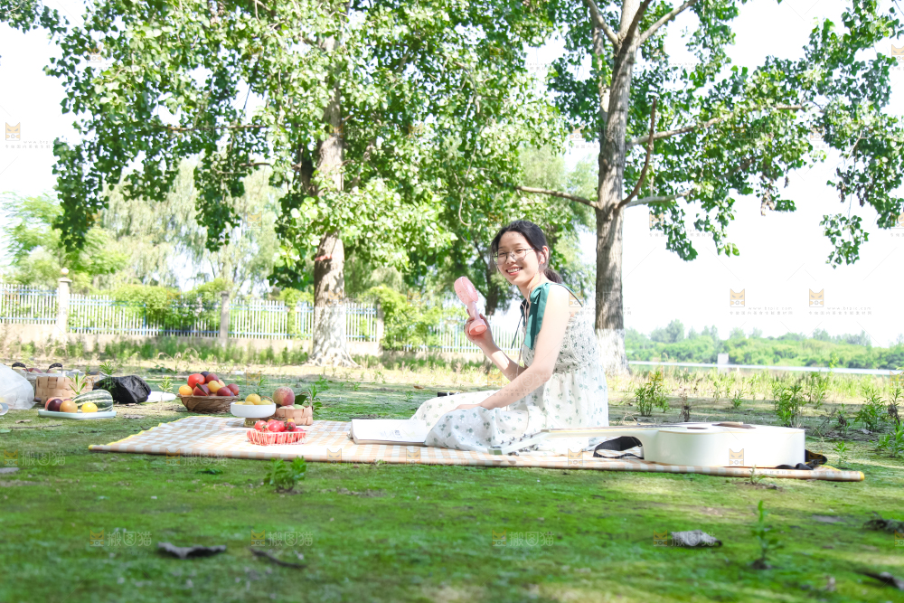 女孩正在玩耍