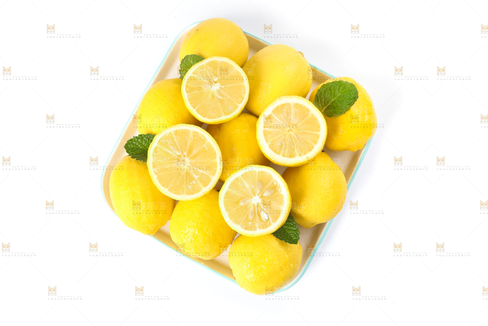 盘子里摆放着柠檬
