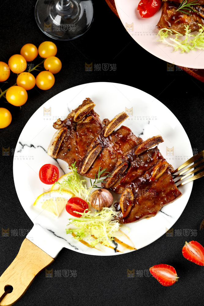 盘子里装着香煎牛肋骨