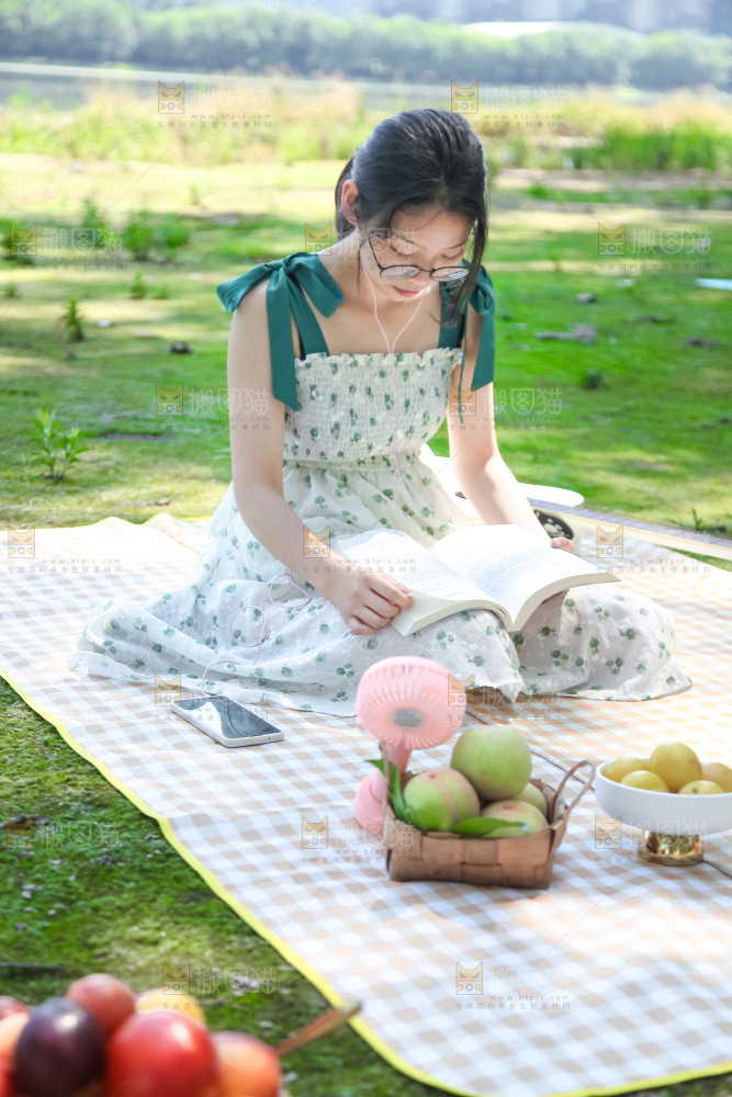 女孩正在看书