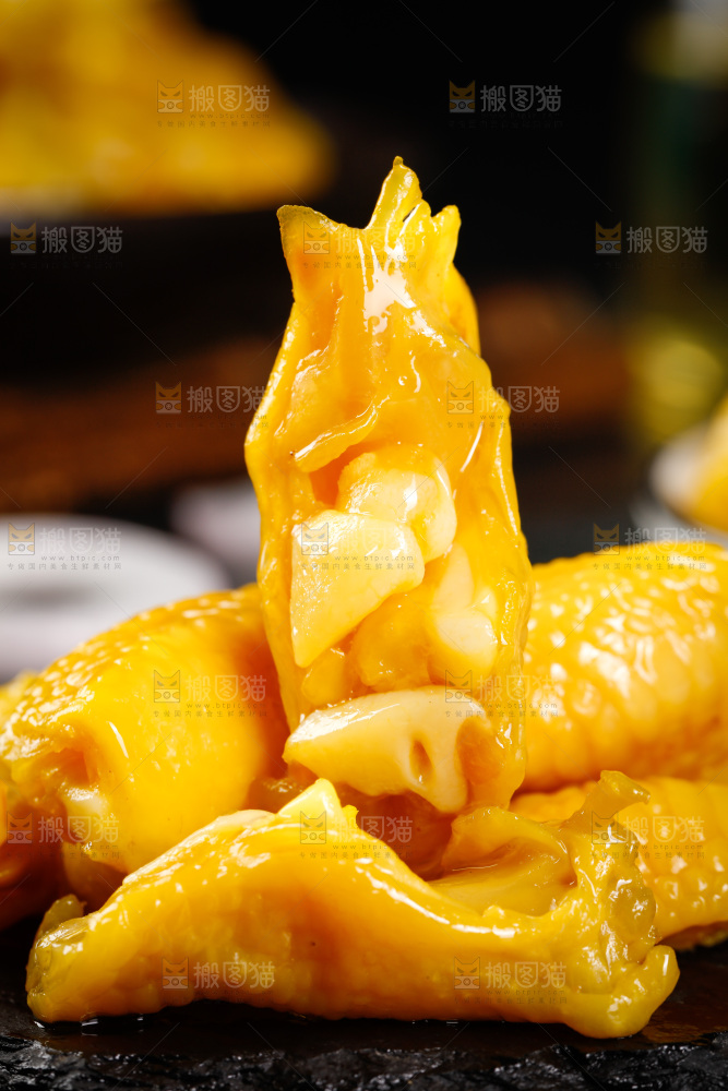 深底上摆放着盐焗鸡脚筋