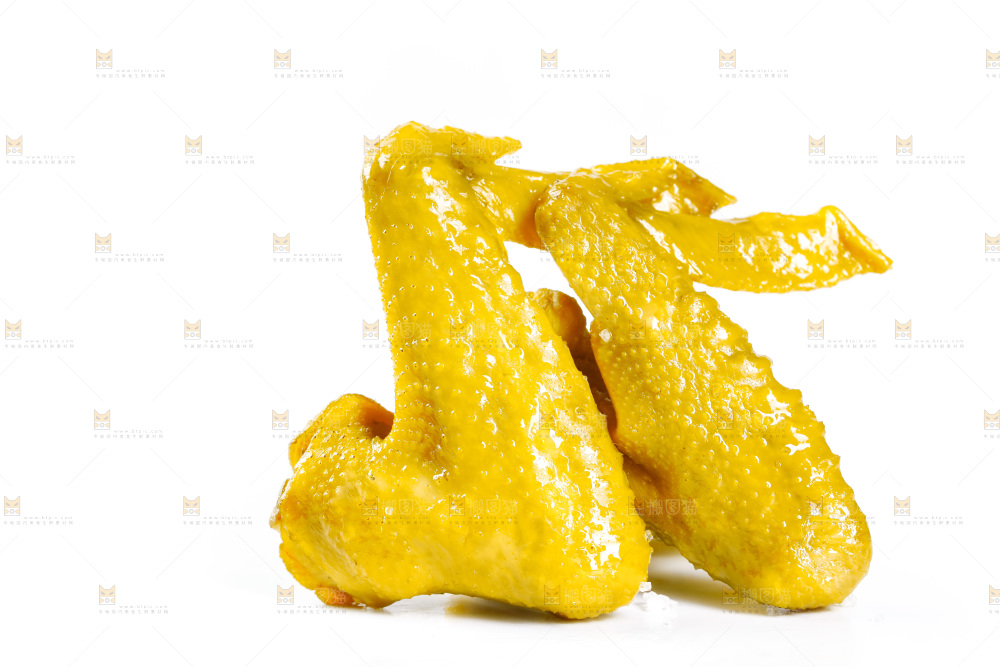 白底上摆放着盐焗鸡翅