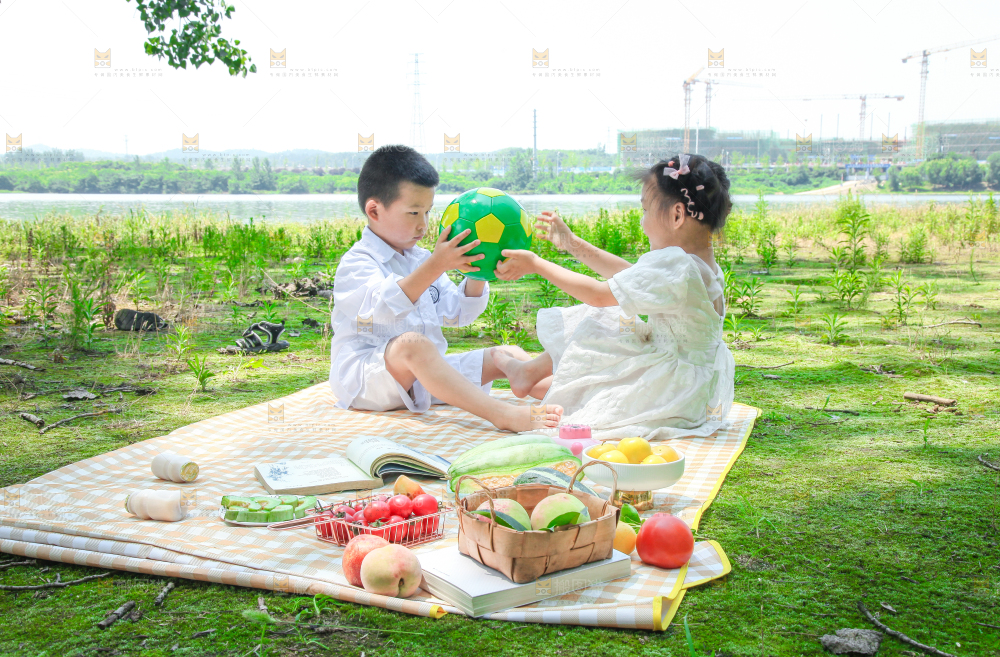 小孩子正在游玩