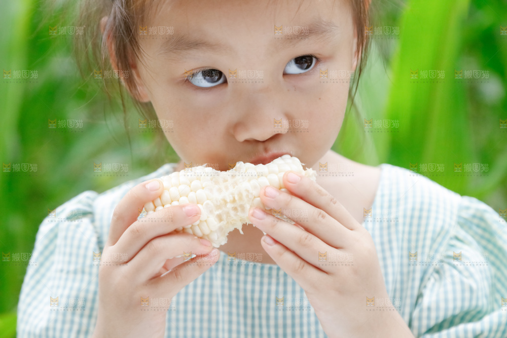 小女孩正在吃牛奶水果玉米
