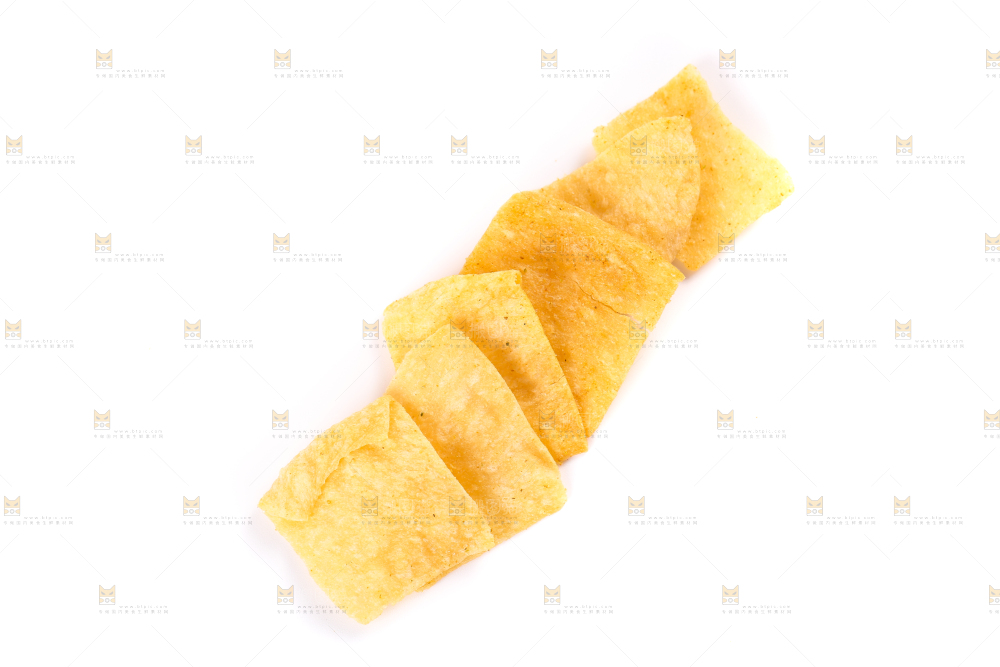 白底上摆放着薯片