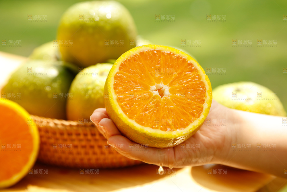 木底上摆放着湖北秭归夏橙