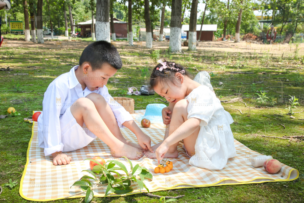 小孩子正在玩耍