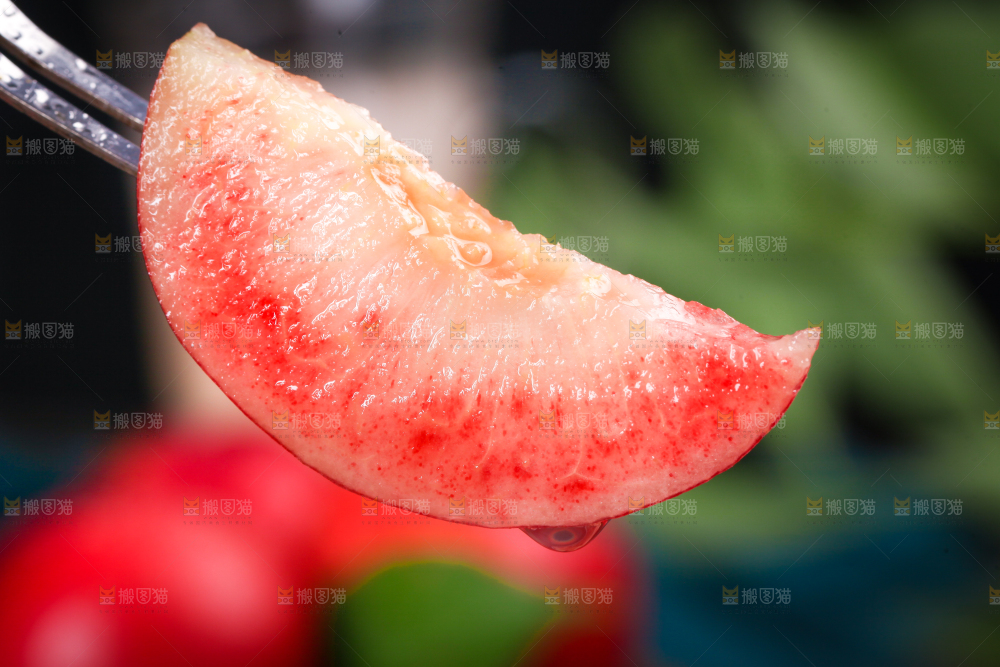叉子叉着一块油桃的果肉