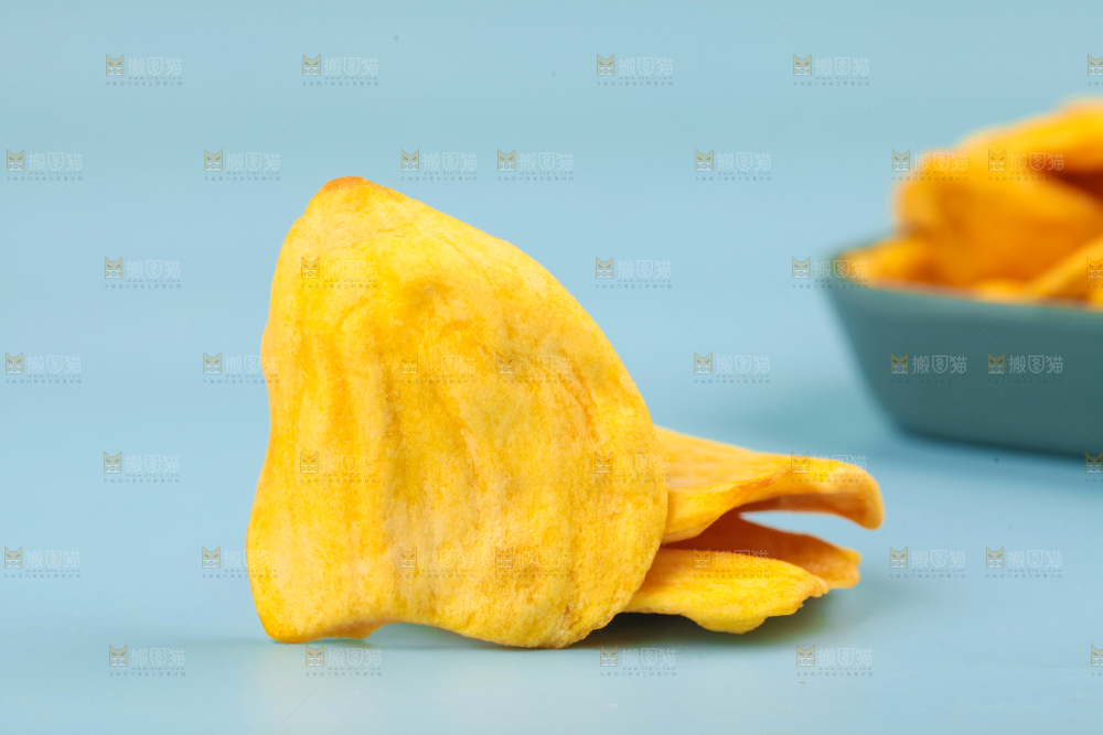 浅底上摆放着菠萝蜜干