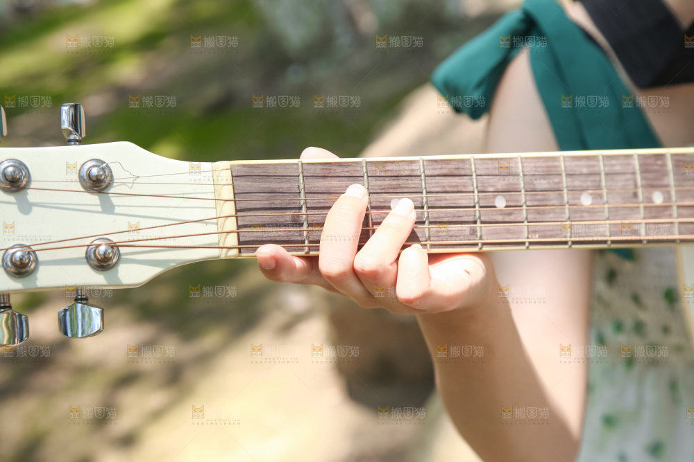 正在弹奏吉他
