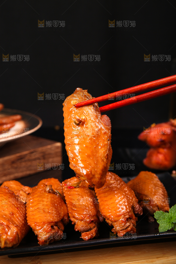 筷子夹着鸡中翅