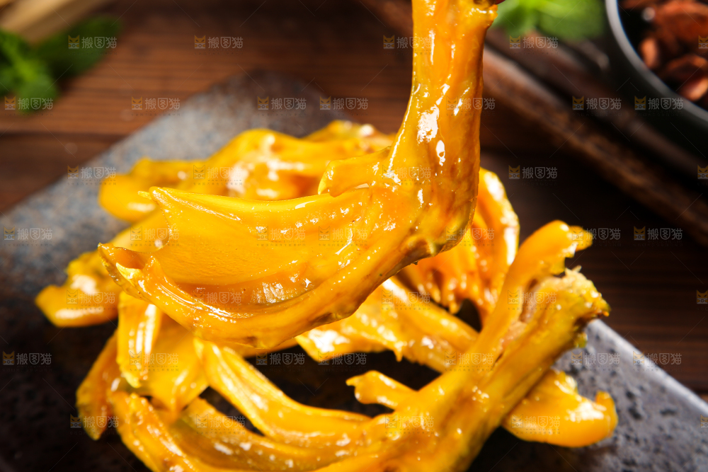手里拿着鸭爪