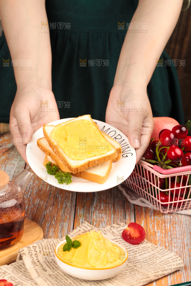 面包片上的榴莲果泥