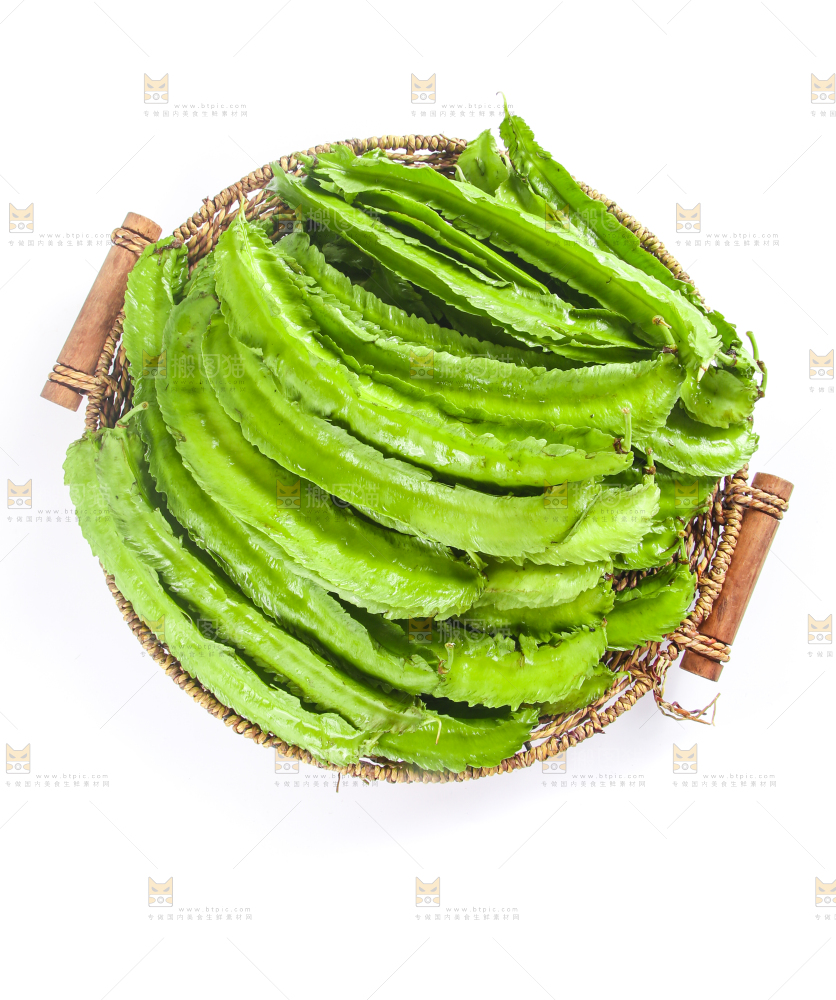 篮子里装着新鲜四角豆