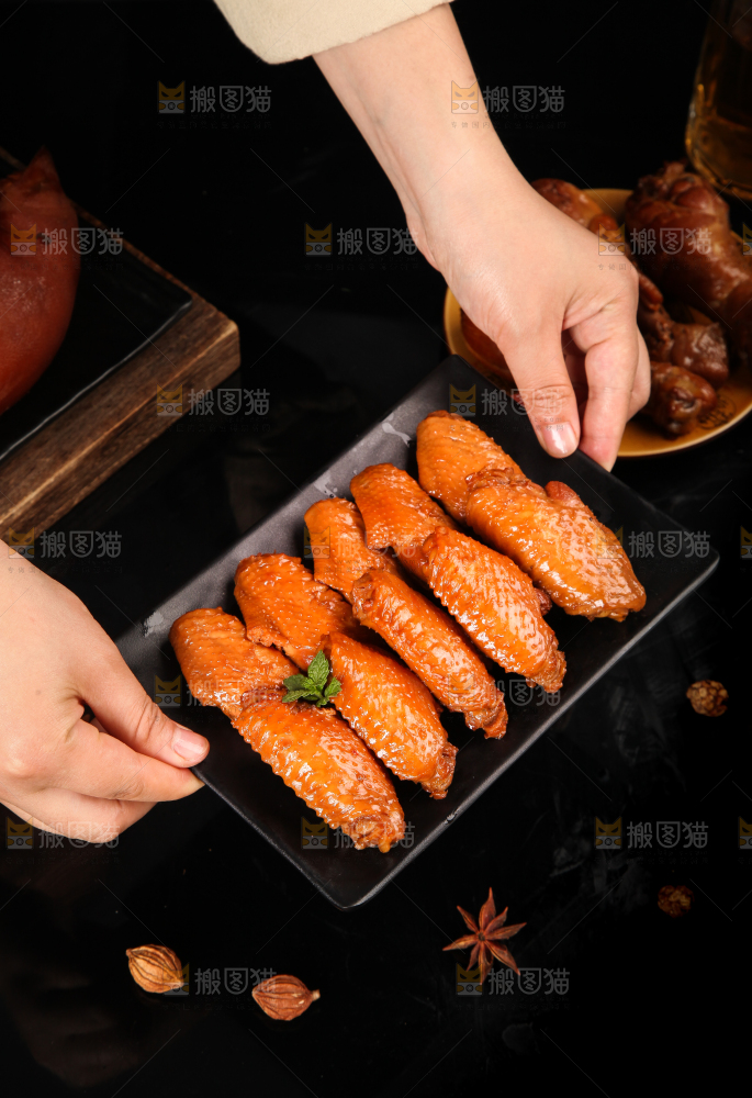手里端着一碟鸡中翅