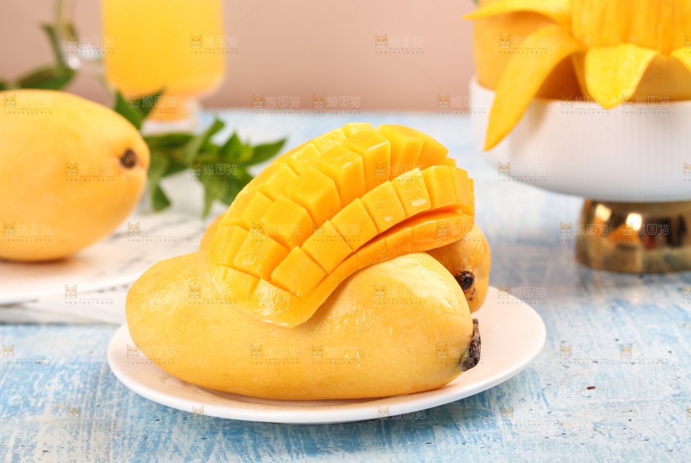 盘子里摆放着鹰嘴芒果