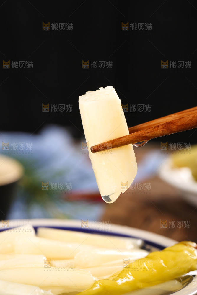 筷子夹着泡藕带