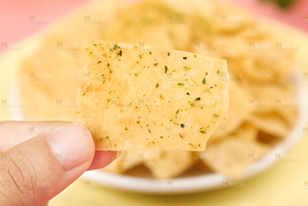 手里拿着薯片