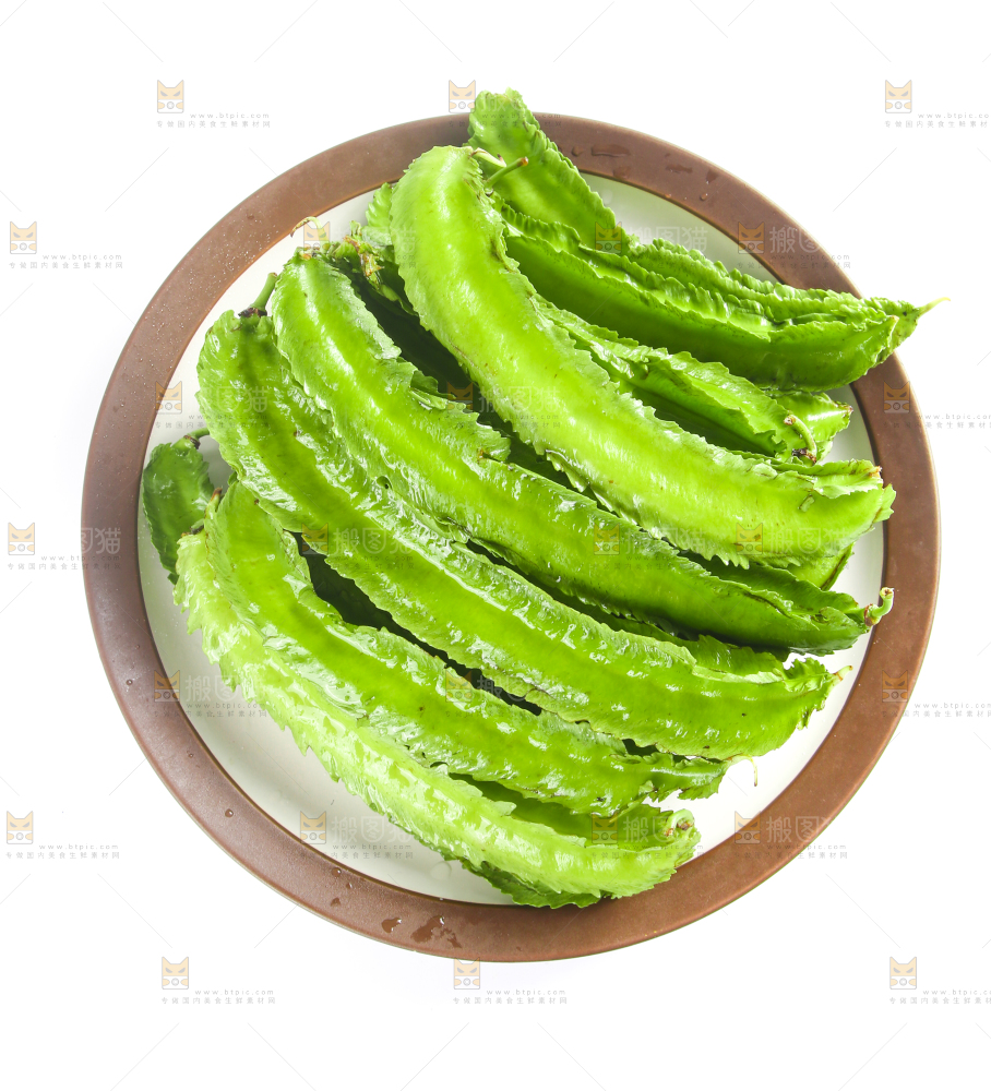盘子里装着四角豆