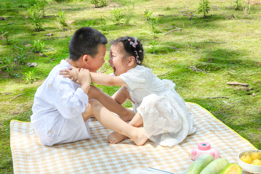 小孩子正在游玩