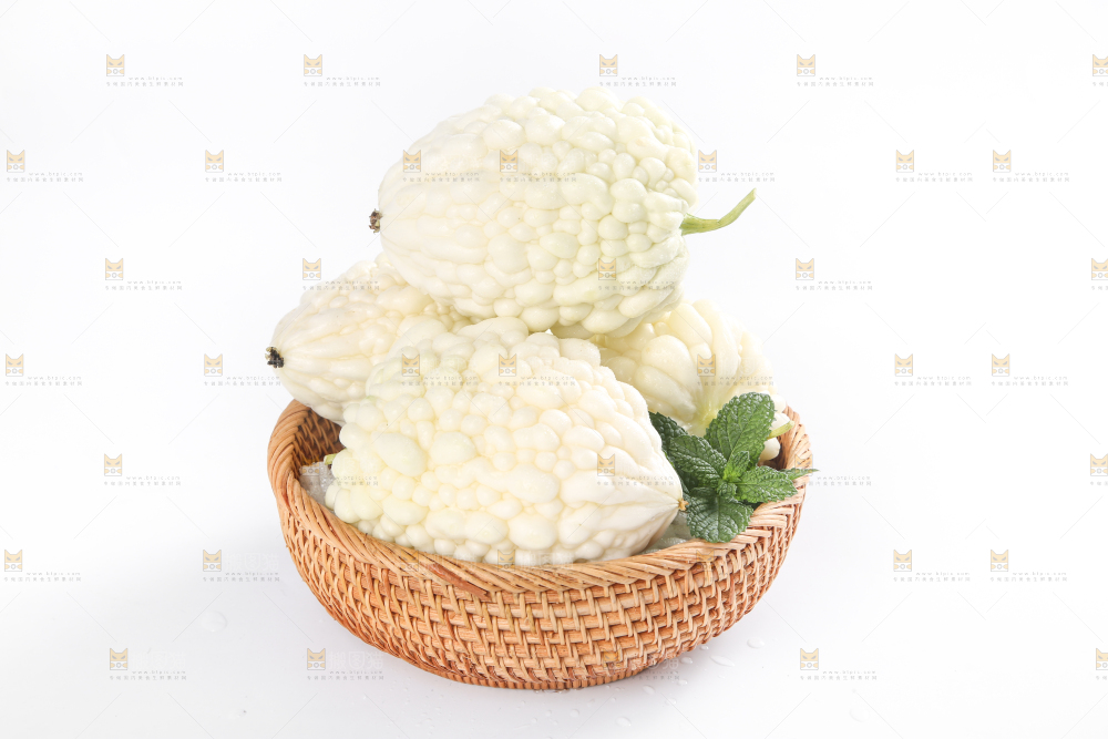 篮子里装着苹果苦瓜