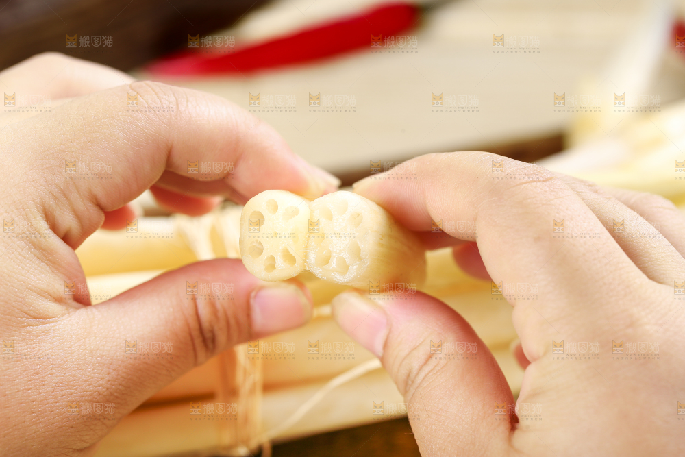 手里拿着新鲜藕带