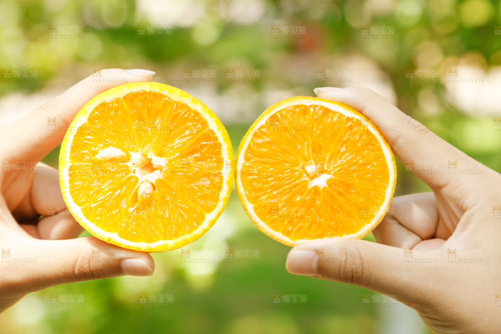 手里拿着新鲜夏橙