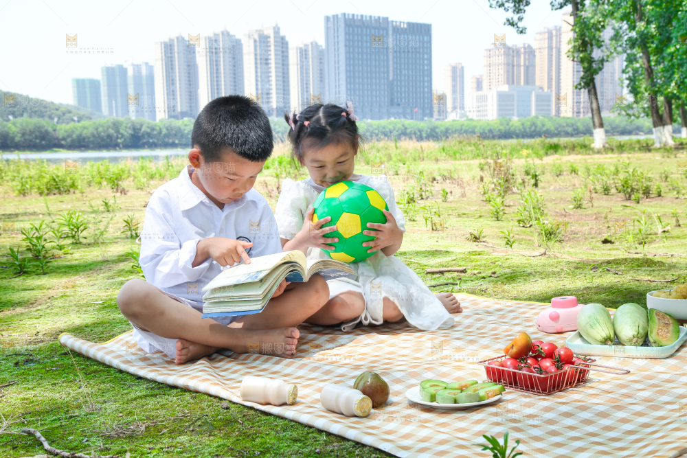 小孩子正在游玩